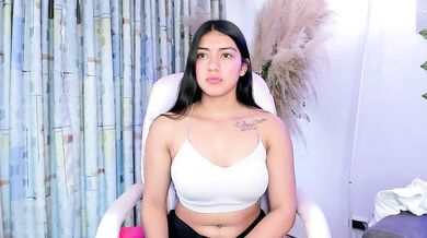 Latina cam girl Quiinn_bx gets topless & creampied while her cuckold husband watches in HD