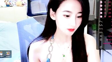 Watch feifei-love's tight asian ass flash in front of the camera for your pleasure