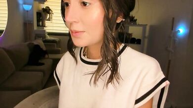 Solo babe Lonelly_lolly98 gets down and dirty in a recorded session