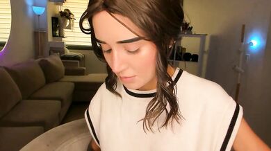 Solo babe Lonelly_lolly98 gets down and dirty in a recorded session