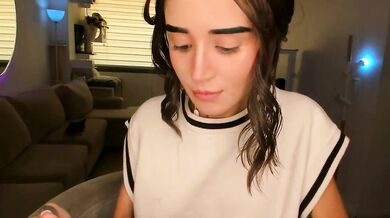 Solo babe Lonelly_lolly98 gets down and dirty in a recorded session