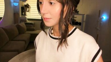 Solo babe Lonelly_lolly98 gets down and dirty in a recorded session