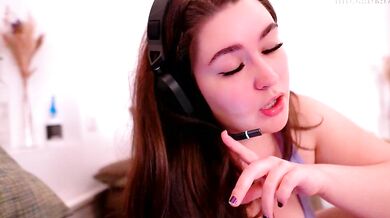 Watch Serareads, the hottest cam girl on the internet, take you on a wild ride with her bodacious curves and breath-stealing hips