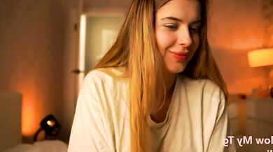 Watch Elisa Moon's hot booty get filmed and breath-baked in real-time!