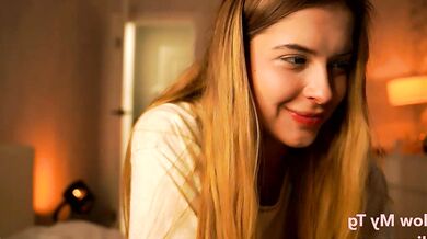 Watch Elisa Moon's hot booty get filmed and breath-baked in real-time!