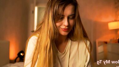 Watch Elisa Moon's hot booty get filmed and breath-baked in real-time!