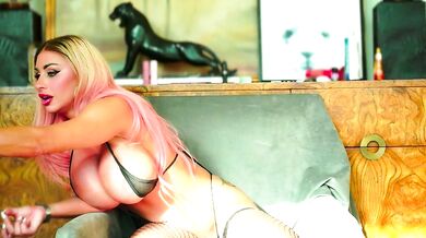 Avonnfoxx captures the charm of Ravishing DÃ©colletage in stunning video