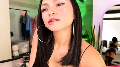 Sweet_littleee seduces with her fiery cam skills