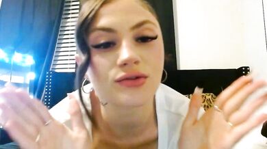 Daisyparkerxo's private parts get a sensual tease in hot nudes