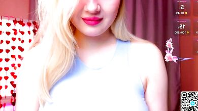 OliviaBr0wn0 strips and twerks in public with a wet oil show