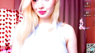 OliviaBr0wn0 strips and twerks in public with a wet oil show