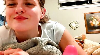 Princesspinkietoe's solo show: a sensual record of a quivering, flashing, and dripping wet girl