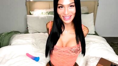 Watch this stunning cam girl engage in live action with her live-sixed pussy