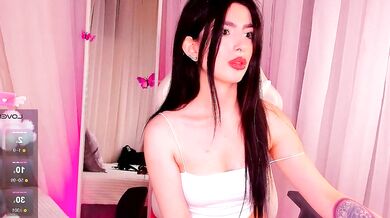 Eliza_babee_ seduces with her amazing booty and engages in seductive pleasure on Webcast