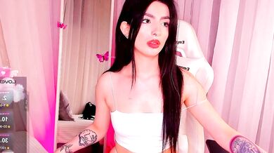 Eliza_babee_ seduces with her amazing booty and engages in seductive pleasure on Webcast