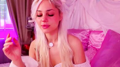 Watch jollly_belle, the stunning babe, get down and dirty with her cam show