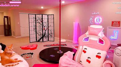 Watch Ria Babe's Cleavage & Beautiful Talents in Naked Action