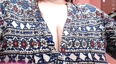 Mommy Helpsmee's Best Friend: A Wild Fisting Session with Naughty Latina Babes