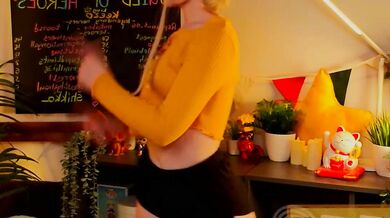 Mana Rose live on cam: Ravishing booty and stunning glute action!