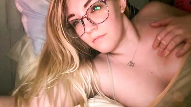 X_dreamgirl_x - A live cam show with a mesmerizing temptress