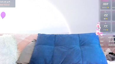 Watch Iminako's seductive moves on cam - Cam girl action!