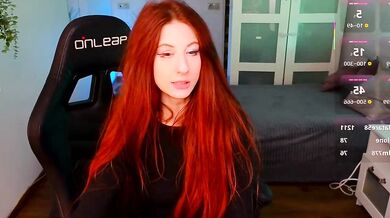 Caty Cuddly gets her tight pussy toyed & plays with in mind-blowing orgasm!