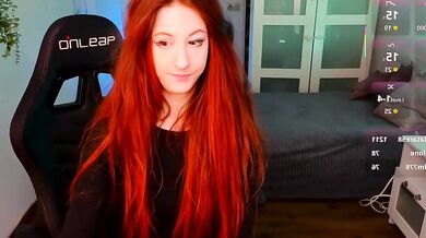 Caty Cuddly gets her tight pussy toyed & plays with in mind-blowing orgasm!