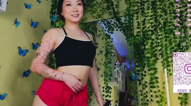 Bestshygirl seduces influencer with her curves and gets nude leaked