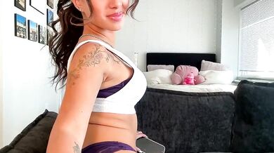 Watch Gigglygianni's amazing physique and breath play in this stunning cam video