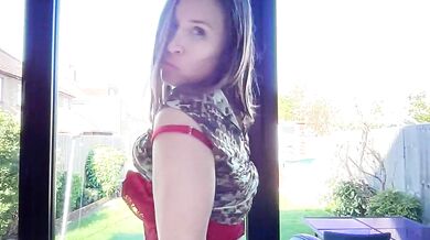 Luscious queen eats her own pussy in record time - POV