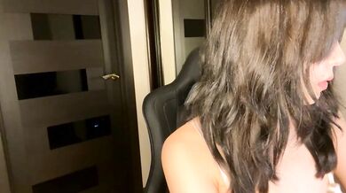Melana Love's live webcam show: Glamorous curves and live chat with a twist!