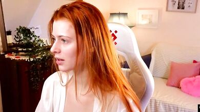 Watch doll_lesli tease you with her tight body live on cam