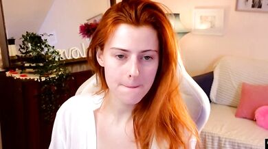 Watch doll_lesli tease you with her tight body live on cam