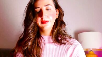 Energetic host with a voluptuous body in a naked video - Webcast re-play