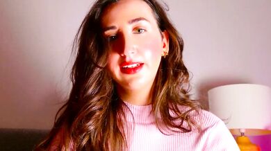 Energetic host with a voluptuous body in a naked video - Webcast re-play