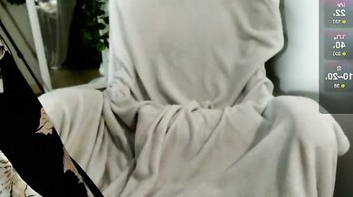 Le Chan's seductive shivers enchant you with her breath-stunning beauty