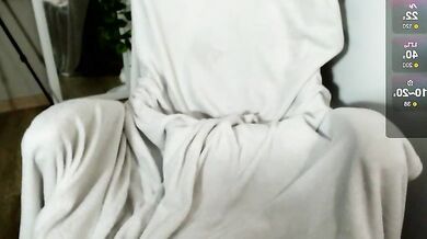 Le Chan's seductive shivers enchant you with her breath-stunning beauty