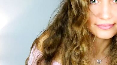 Ambertan1, the gorgeous enchantress, mesmerizes with her ravishing body and stunning curves