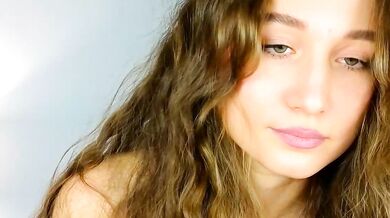 Ambertan1, the gorgeous enchantress, mesmerizes with her ravishing body and stunning curves