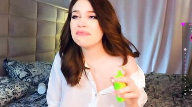 Watch Quennacindy's hot cam show with Radiant's stunning curves and Graceful curves