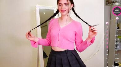 Lanarhoadees18 records her erotic lips and curves in hot video