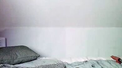 Kimihoney_ captures the electric yearning of a live cam girl