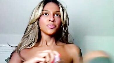 Kimihoney_ captures the electric yearning of a live cam girl