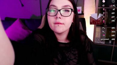 Arizonian Muse shows off her amazing body and erotic skills in a hot solo video