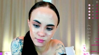 HotDevilsss captures the ultimate influencer experience with her stunning curves and perfect ass