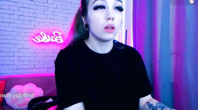 Watch Crazybee, the wild cam girl, give you a taste of her vibrating lines!