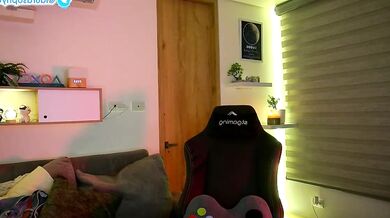 Watch Laurasophya's stunning booty and erotic moans on cam