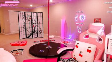 Sexy babe Ria Babe seduces and masturbates to a hot and heavy orgasm