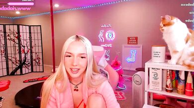 Sexy babe Ria Babe seduces and masturbates to a hot and heavy orgasm