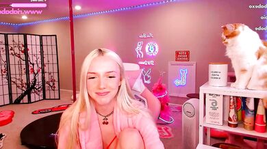 Sexy babe Ria Babe seduces and masturbates to a hot and heavy orgasm